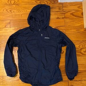 Patagonia Houdini windbreaker in Navy. Lightweight. Full Zip.